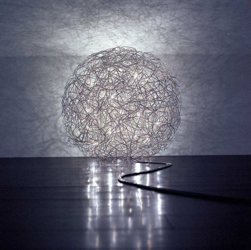 Fil de Fer Bodenleuchte: Kugelförmige Designerlampe aus Drahtgeflecht mit warmweißem Licht für stimmungsvolle Beleuchtung.
